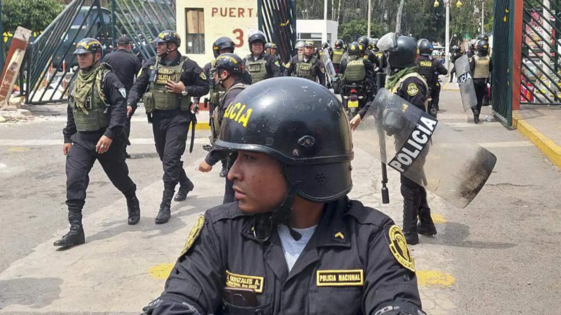 Policía peruana desaloja universidad donde acampaban manifestantes 2